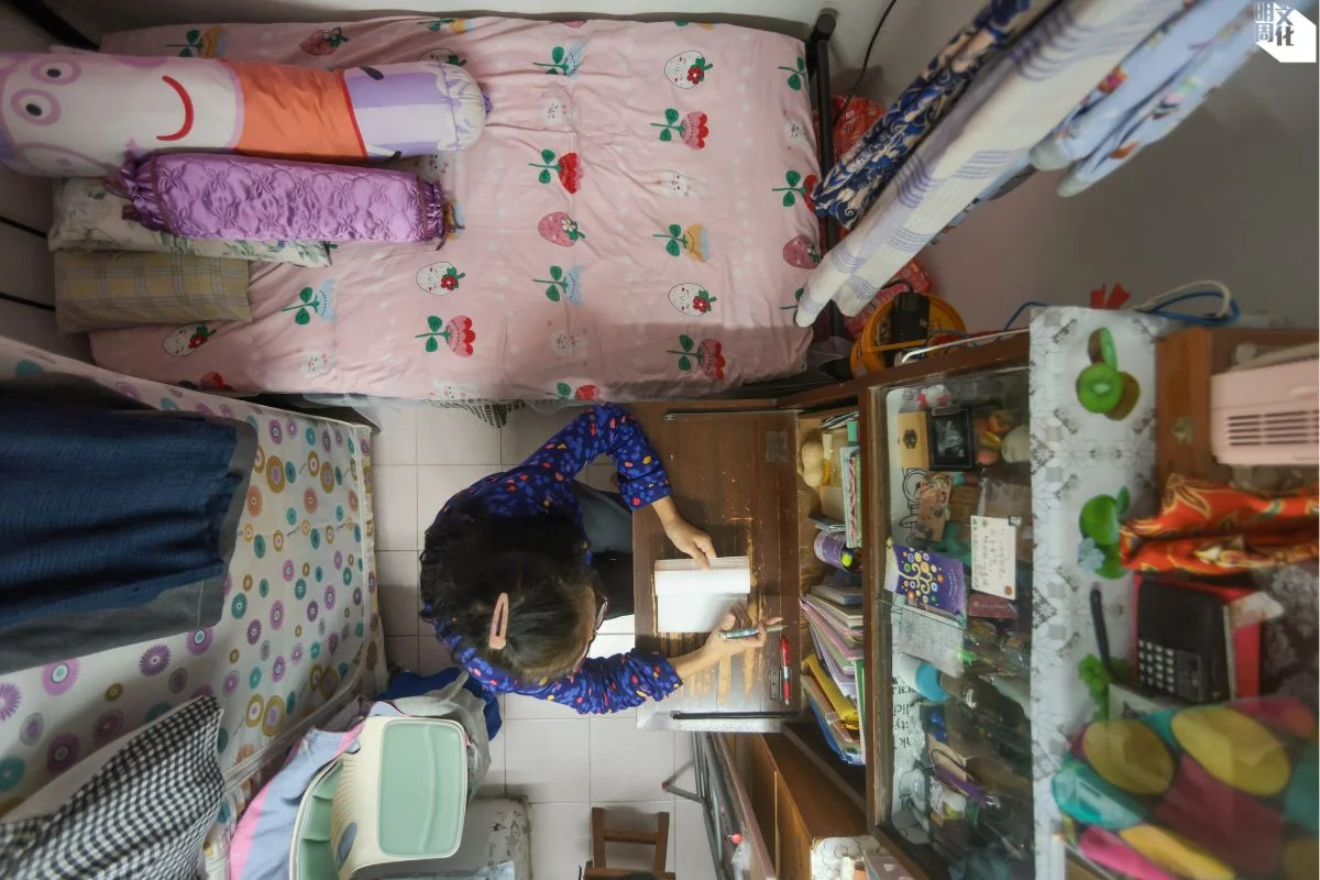 媽媽送贈的書枱像八十呎劏房的心臟,如今Lily總會在此寫回憶錄。