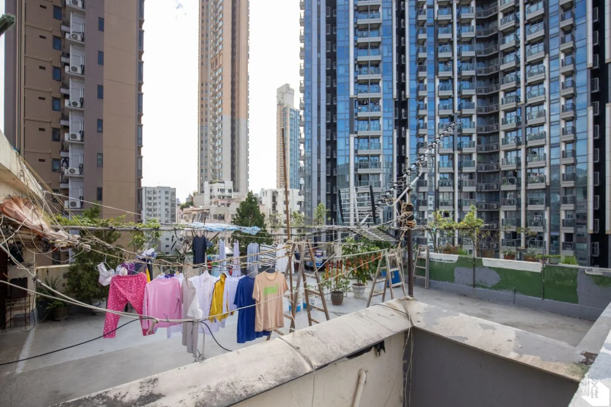 與眼前的高樓大廈相比,被懸在舊樓天台的衣物近乎微不足道。