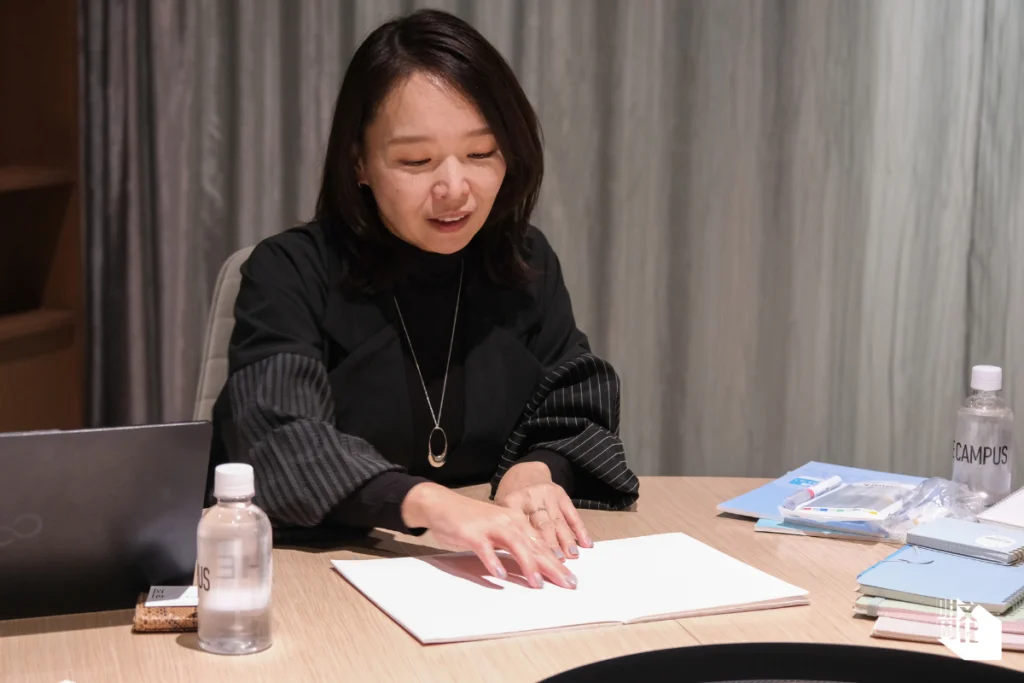 國譽全球文具事業總部本部長龜井典子，正在介紹能完全攤平的Campus筆記本。