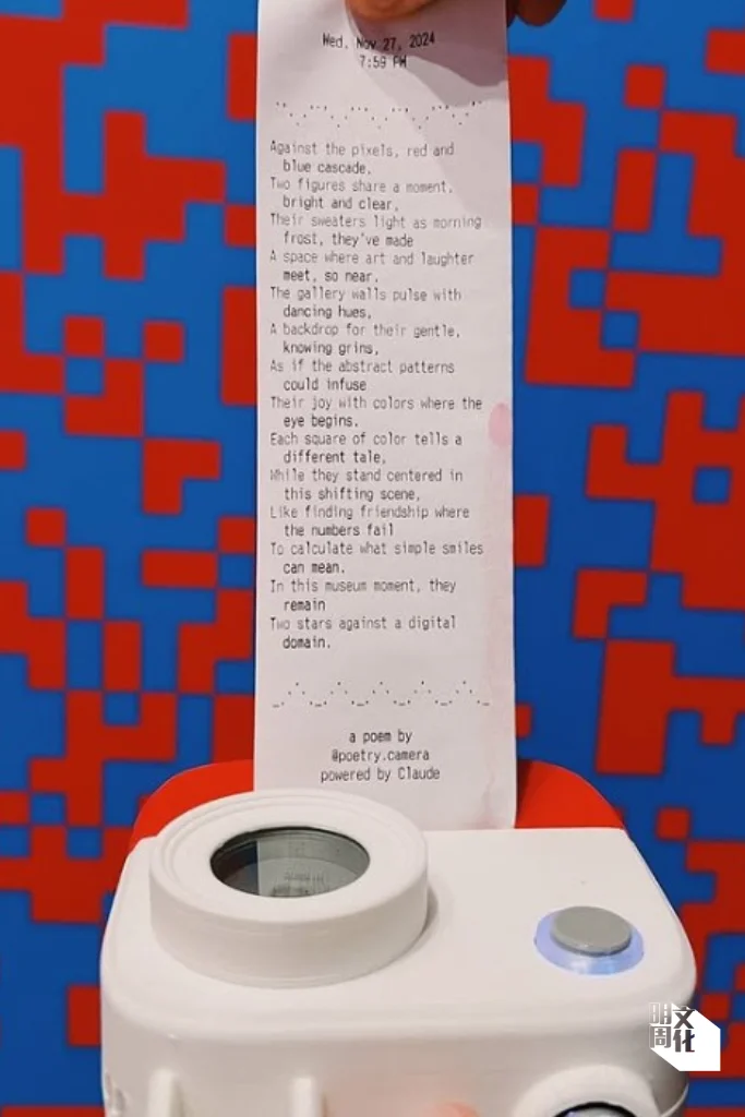 按下快門後，相機就能「即影即詩」。