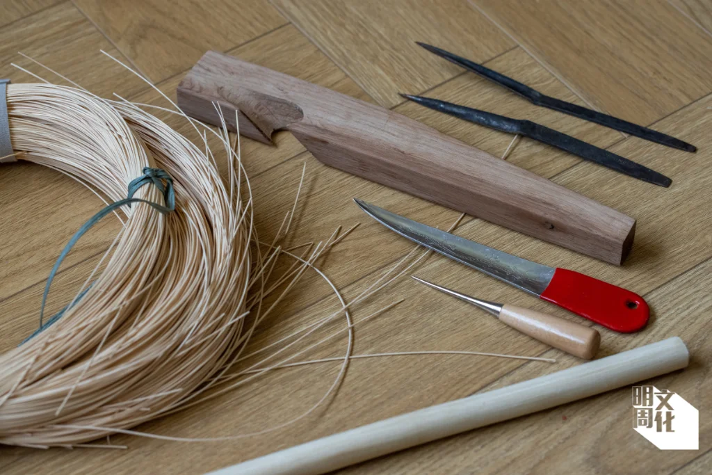 藤編只用到錐子、藤刀等簡單工具，主要還是靠一雙手。