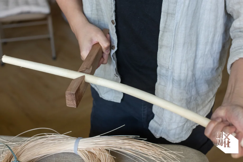 香港老師傅稱這個藤藝工具為「勒馬」（客家話音譯），用以輔助彎曲藤枝。