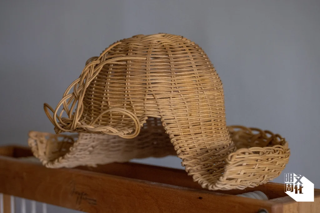 Yuk和Cecilia在工作室放了不少作品，如這頂款式自創的藤帽。