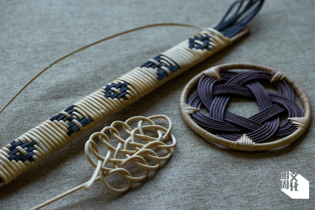藤編花紋變化多樣，圖中「羽毛」還可用作香薰擴香棒。