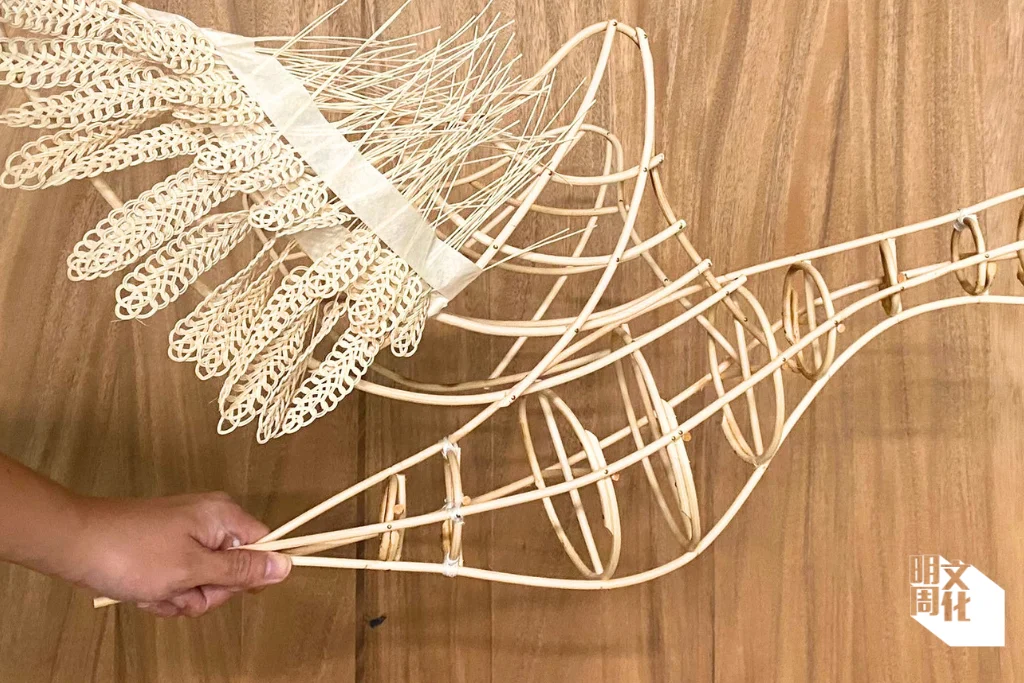 步驟二：用鐵線製作初步骨架，確認比例後，再用藤枝扭製最終骨架。