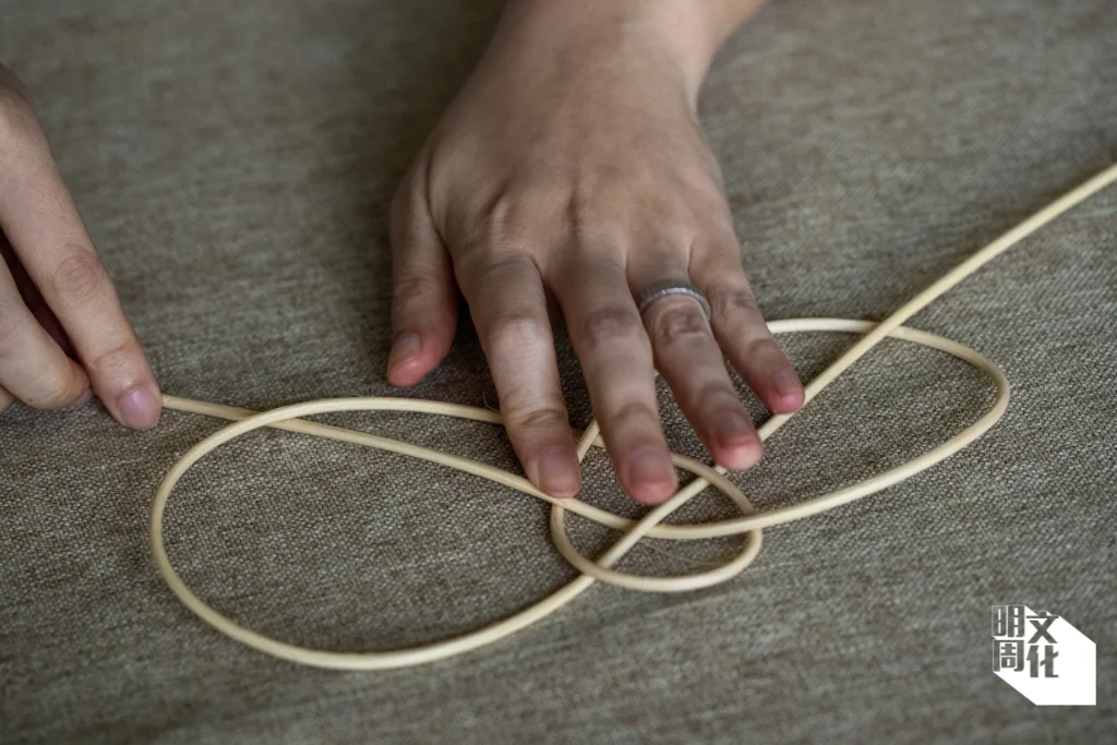 步驟三：逐一編織羽毛等細節部件。