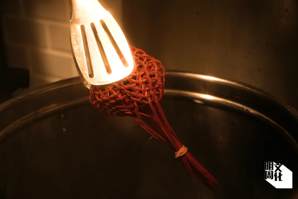 步驟五：為編織好的部件染色。