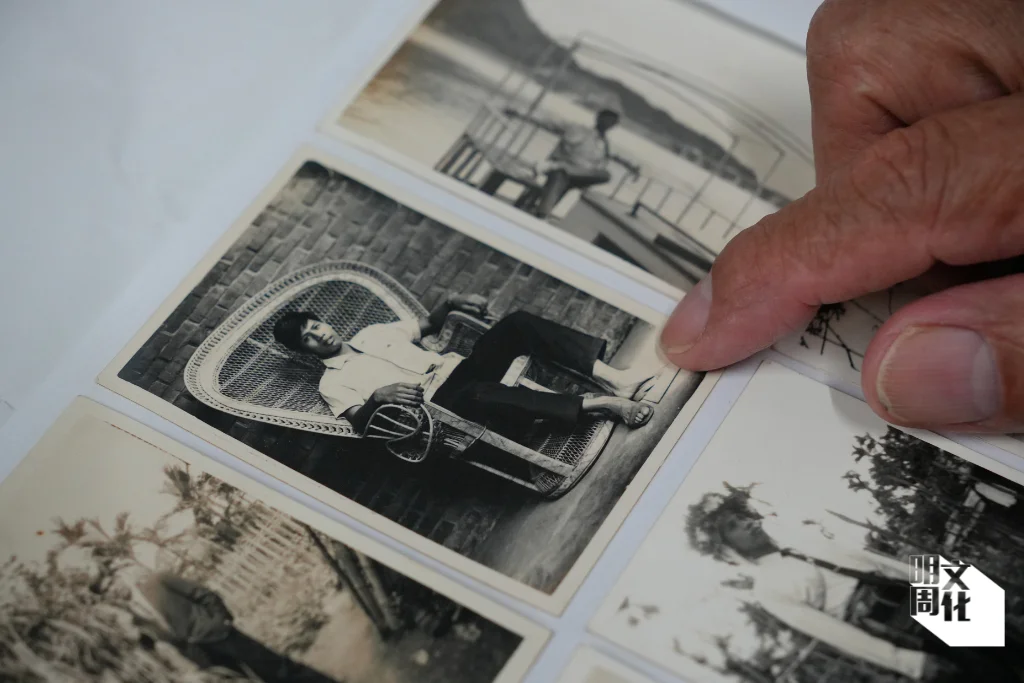 5台東藤藝名師鄭浩祥展示鳳尾椅舊照（相片由受訪者提供）。