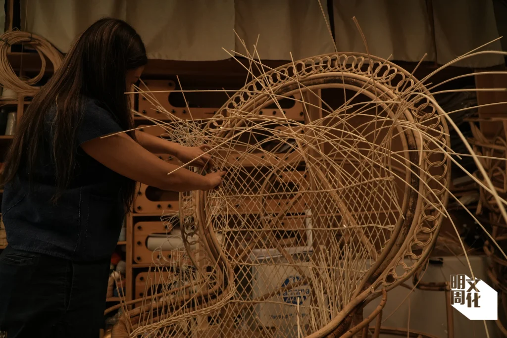 努力學習製作鳳尾椅的Cecilia（相片由受訪者提供）。