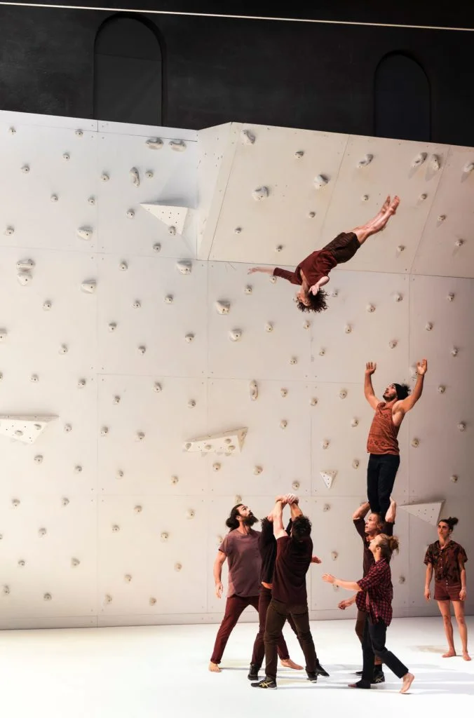 表演中有許多高難度動作，表演者會於空中翻騰、躍下，由其他表演者合力接下，十分講求團隊成員間的互信和默契。©Pascale Cholette