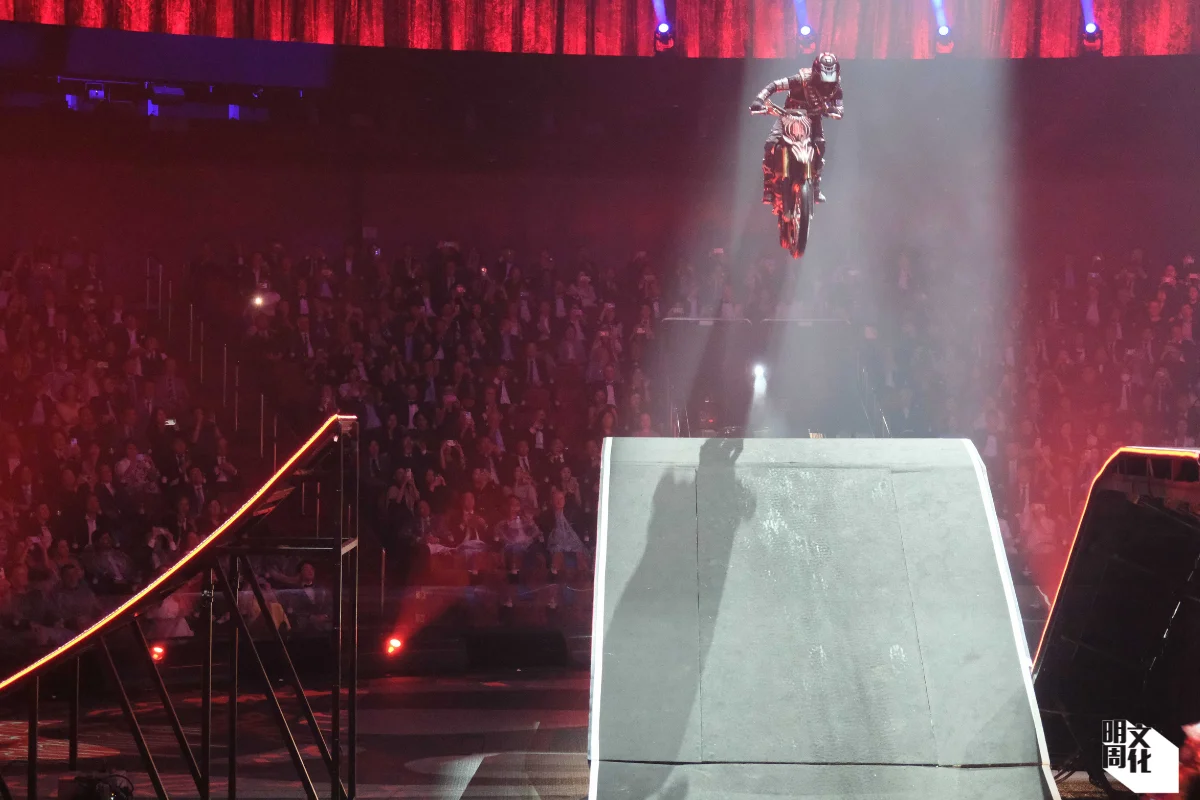 不少人大愛的飛車環節，車手駕着車360度自轉！