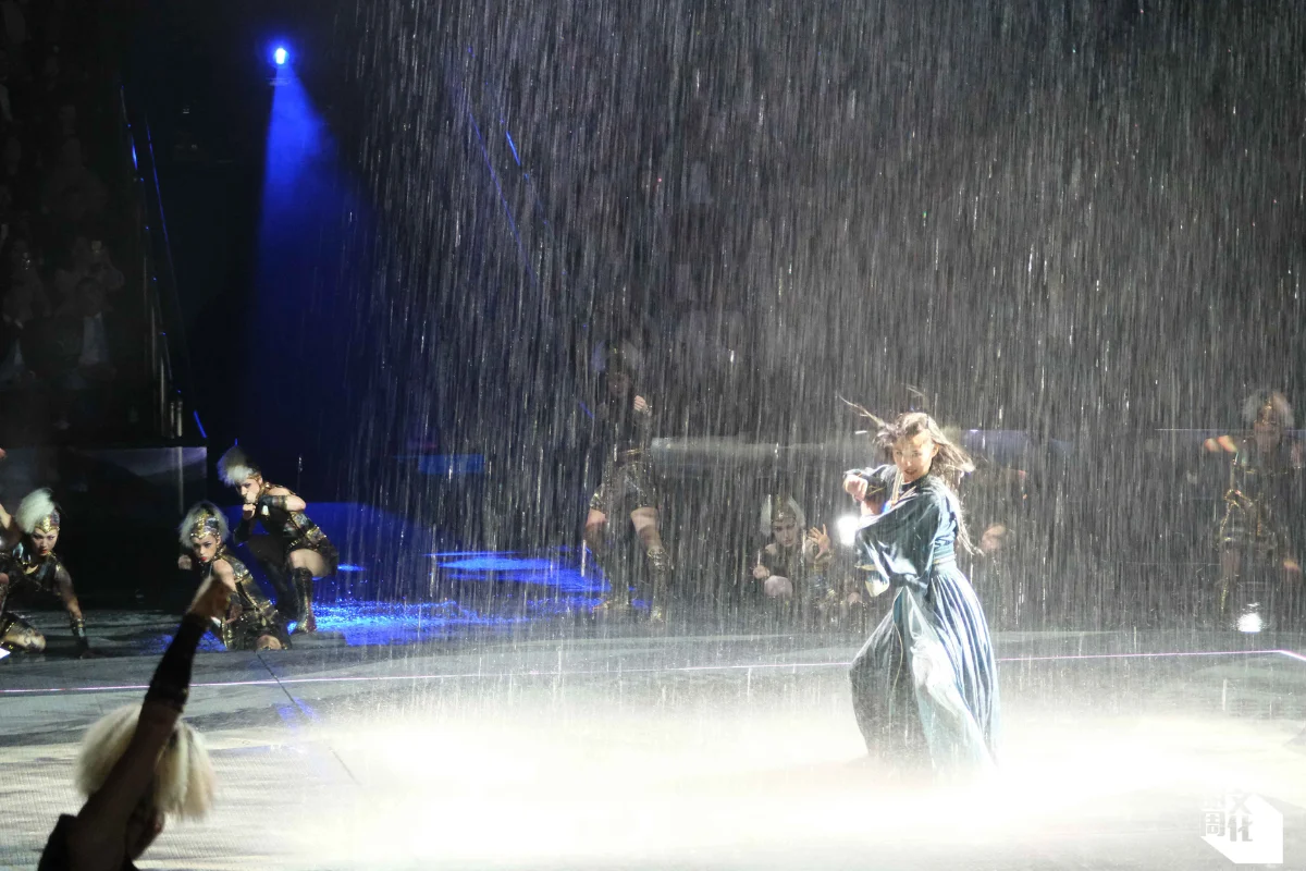 雨中打功夫的安妮公主。