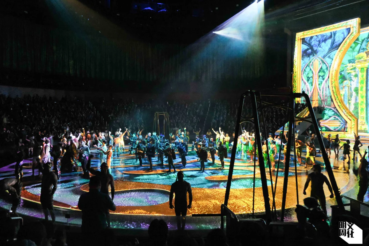 謝幕時，從水池中升起一班潛水工作人員。