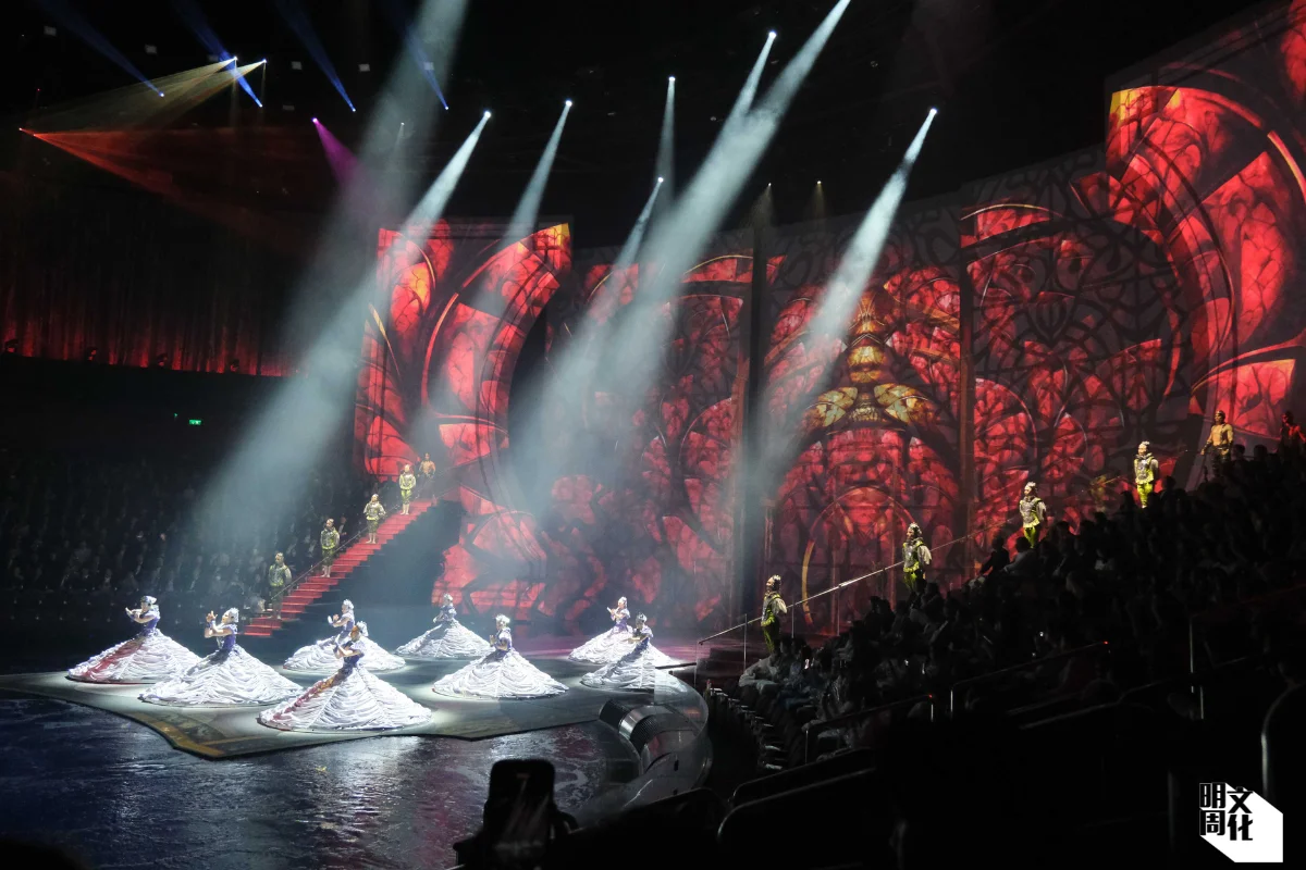 配合燈光視覺，效果壯麗磅礡。別以為舞者只穿着波波裙在跳舞，不久，他們就被吊上半空，做出高難度動作。