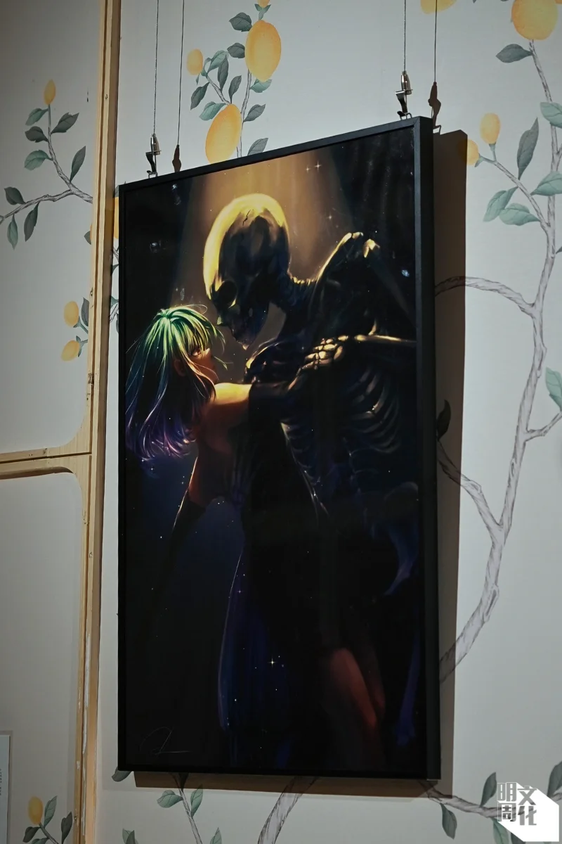 君怡的作品《裸體舞會》(2023),作品描述: 靈感來自我的夢境。畫作描繪了動人少女與駭人骨架 共舞,而舞會是一個認識另一伴的機會,我們可藉裸體會坦露自我,直面藏身圓滑人皮下的「自己」。 要多露骨就有多露骨,擺脫世俗眼光,沉醉於盡情狂歡的宴會。