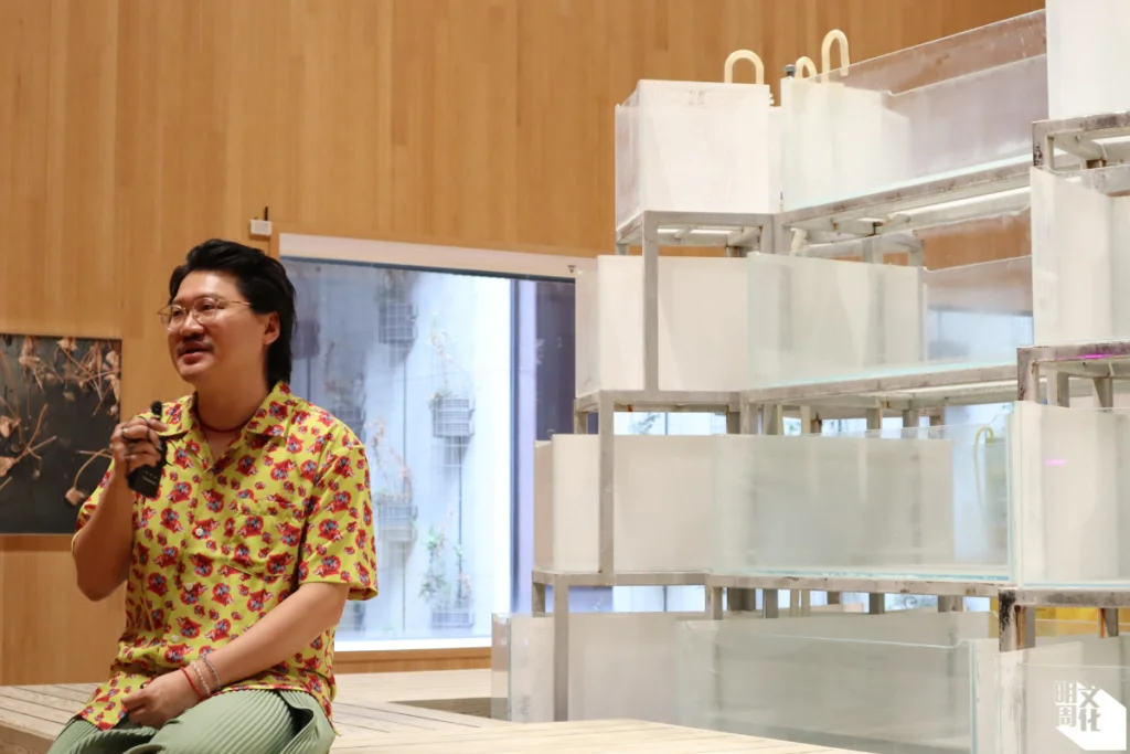 藝術家楊沛鏗去年代表香港館，參與威尼斯雙年展外圍展。其香港回應展作品《永不足夠貪婪池（施工中）》保留威尼斯展出後的水迹。