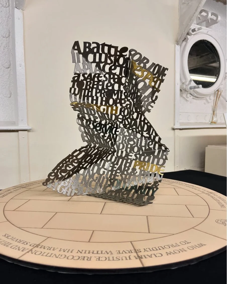 「皺巴巴的信」（Crumpled Letter）高2.5米，雕塑上的每個字都是取自受英國LGBT禁令影響的人員收集而來的證據。創作者Abraxas Academy 指作品象徵着LGBTQ+群體為國家軍隊貢獻時的奮鬥。 