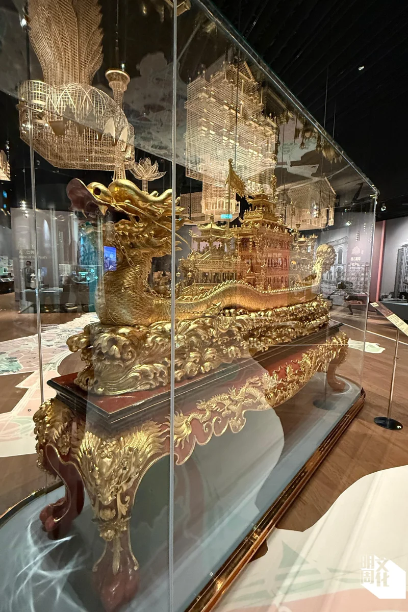 金箔木雕龍船 全長三點五米，雕刻工藝精湛，加上矜貴貼金裝飾。細看船上有三百多個栩栩如生的小人兒，有人載歌載舞，有人歡聚暢飲。這艘龍船曾在新葡京酒店展出，吸引逾百萬遊客參觀。龍船其中一角寫有「香港 陳裕記」。