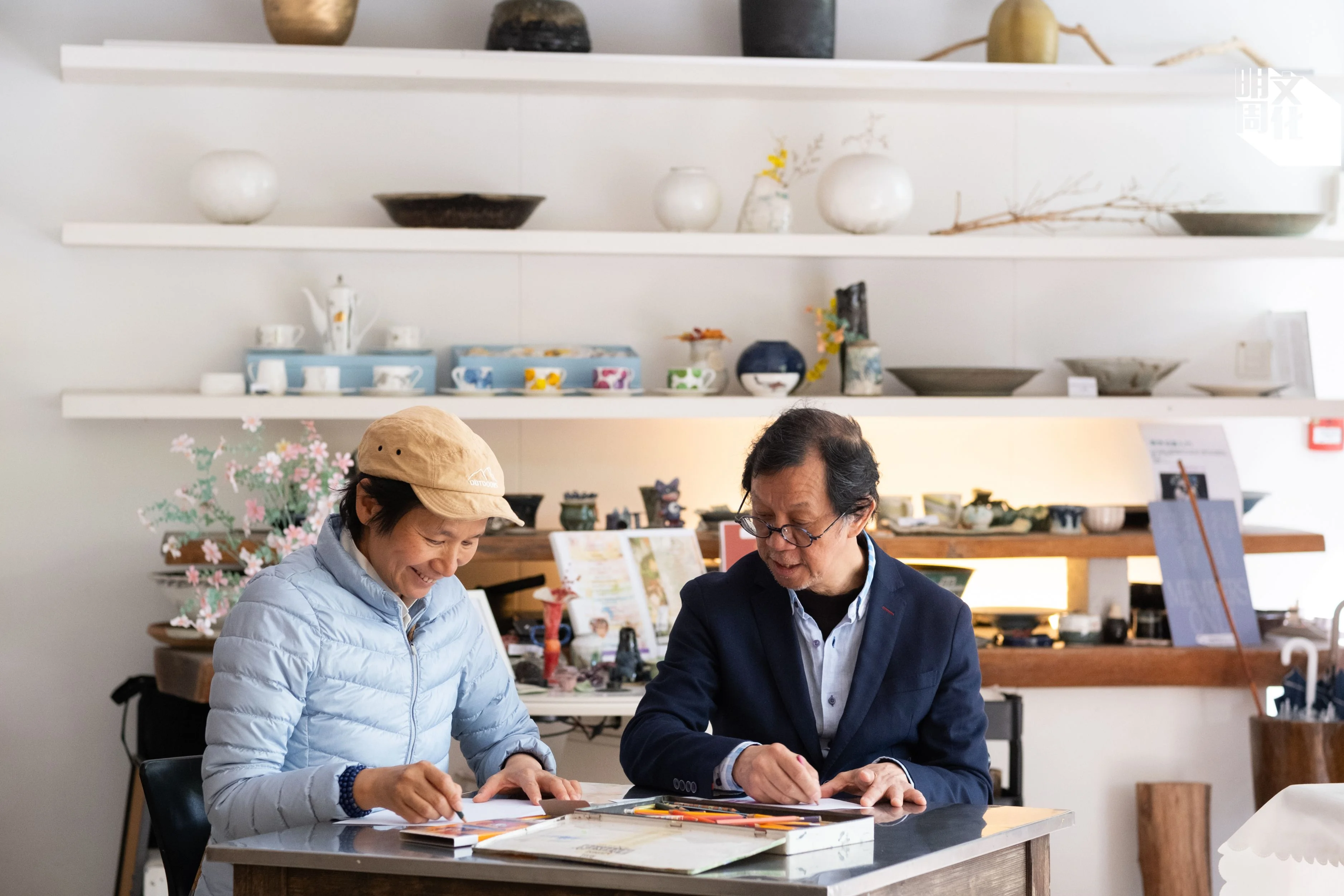 藝術家李梓良（右）深明照顧者肩負的壓力，所以他為照顧者設計的繪畫課程，鼓勵他們不需力臻完美，但求在過程中抒發情緒。 