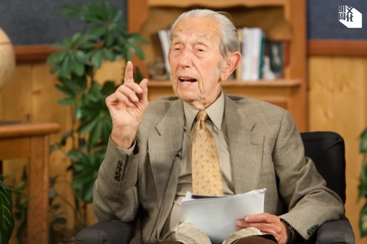 五十年代開始作出末日預測的美國牧師哈羅德．康平（Harold Camping）九十一歲時公開道歉，表示不會再作任何末日日期的預測。他在一年後去世。