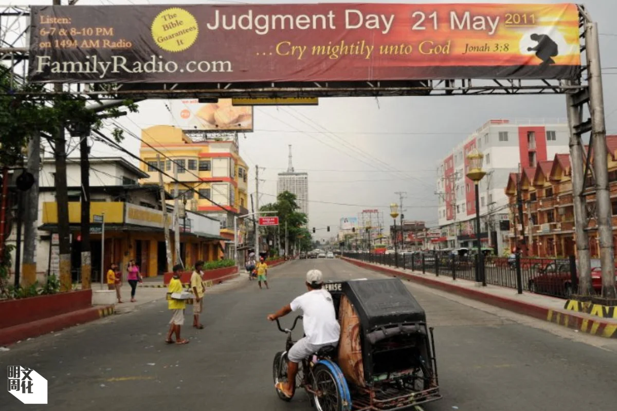 美國牧師康平錯了第一次末日預測，改了年份和日期，不料又錯了，但很多人仍然想聽他「講道」，圖為他的節目在菲律賓的宣傳橫幅，由此可見他在世界各地都有聽眾，影響力巨大。