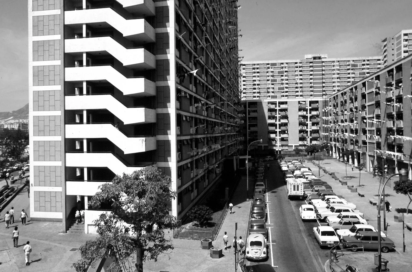 彩虹邨的高座與低座建築錯落有致，空間開闊。攝於一九七四年。（圖片由高添強提供）