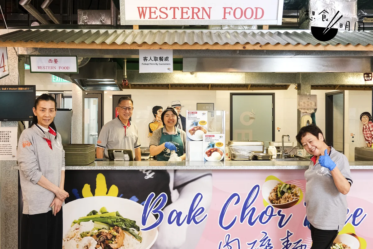 來自新加坡的許承俊 （左二）在香港經歷風 風雨雨，仍然感恩自己 能讓弱勢社羣自食其 力、建立尊嚴。