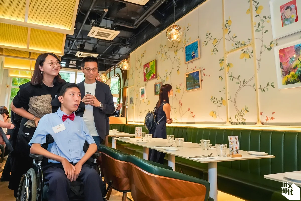 梓培媽媽(左)和梓培;梓培在簡介寫道:「過程中也會有很多曲折,很多困難要積極面對。」