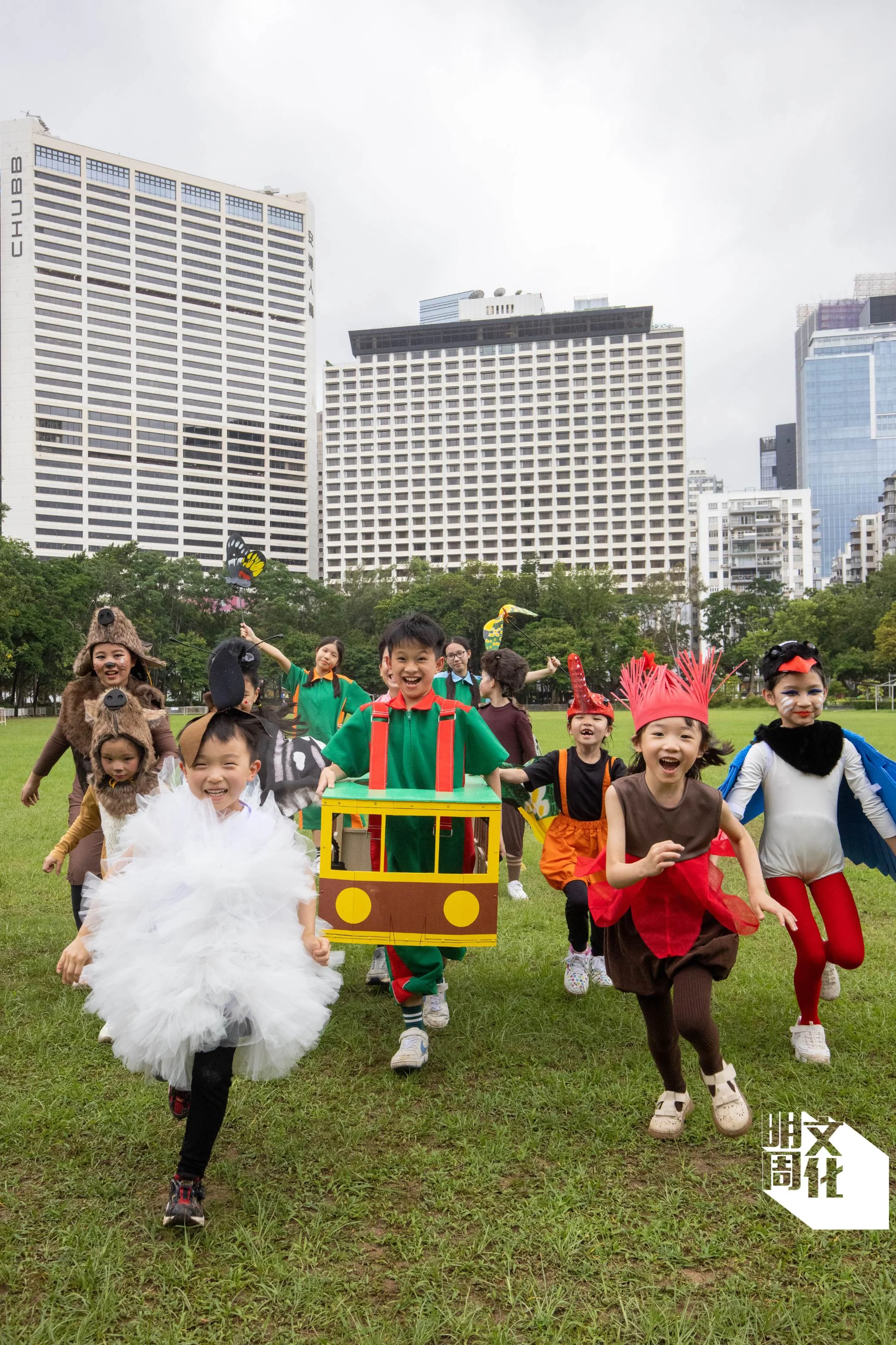 孩子飾演山頂纜車及本地常見野生動植物,如箭豬、赤麂、木棉絮、龍眼雞等。