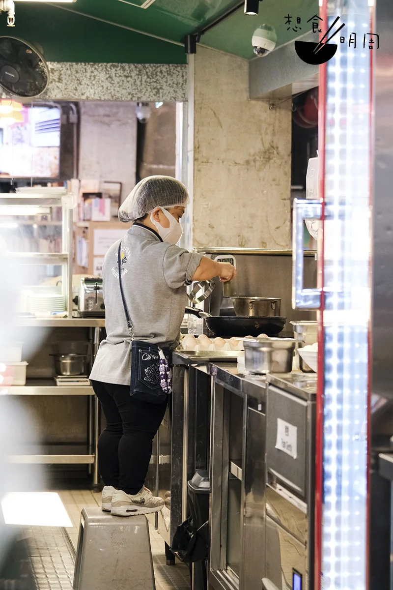 從細微處可見許承俊的用心，除為患有侏儒症的同事加設站台，他亦曾特別為 手部痙攣的員工訂製彎曲鐵叉，使其能一手固定食材、一手持刀，展現了以人為本的體貼設計。