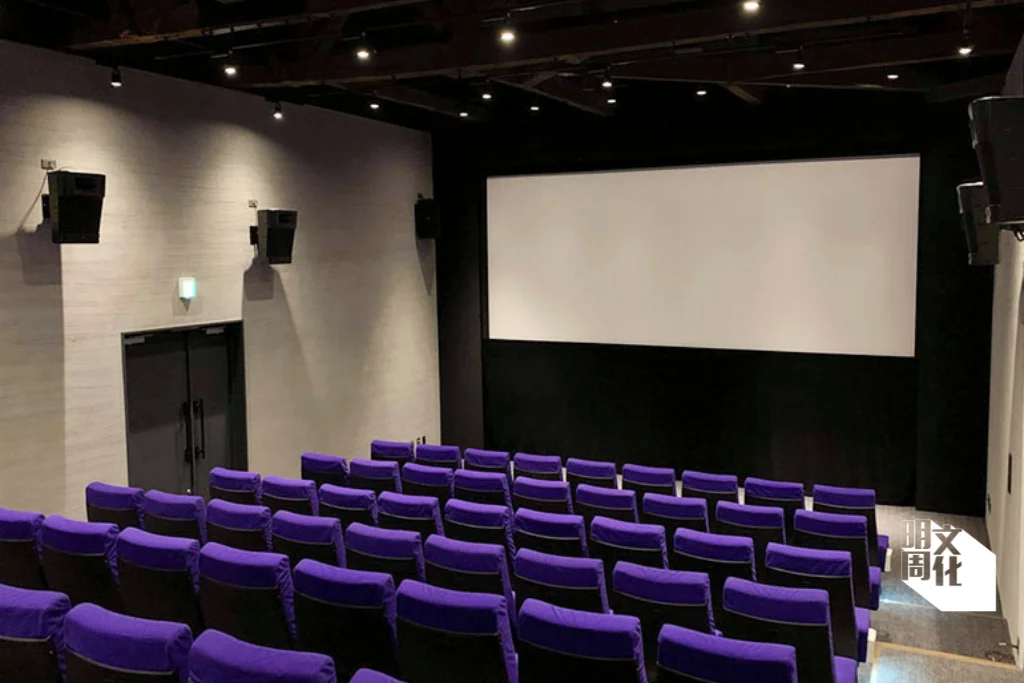 雖是舊建築，但放映室採用專業戲院規格的影音設備。
