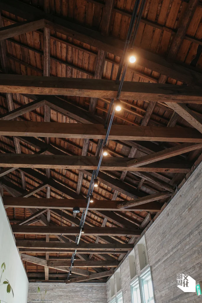 戲院由戰前建築改建而成，木建築橫樑和部 分牆壁原封不動地保留下來。