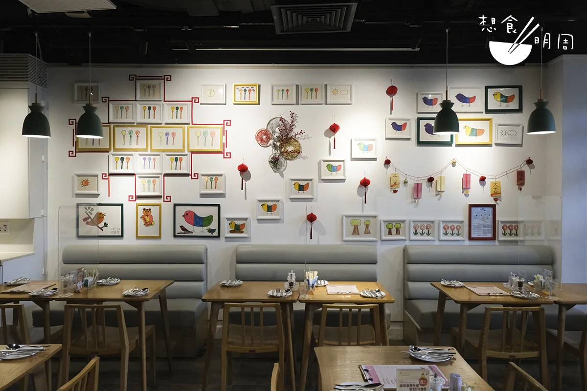 餐廳沒有誇張的大字招牌宣揚社企身份，白色牆面搭配灰調梳化，配以精緻小裝飾和木製家具，散發濃濃文青氣息，在金鐘營造出一個適合用餐和活動包場的悠閒小天地。