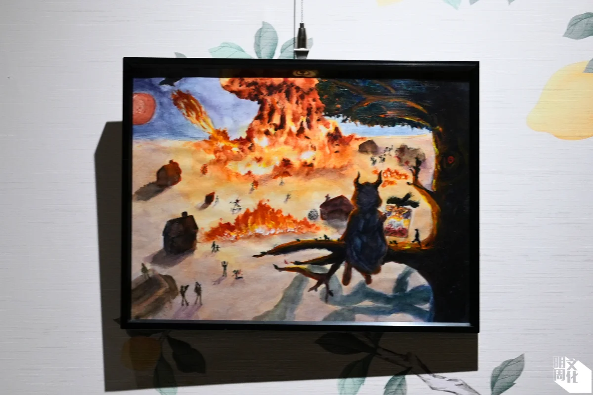 君怡的作品《惡魔的天堂》(2022),作品描述: 靈感來自我創作的世界觀。 惡魔坐在智慧之樹上,俯觀人類自存在以來的紛爭——樹下火紅的尖叫與殘暴,儘管戰火中仍有人挽手相抱、 歌頌和平,於此時只配作笑話。 諷刺的是,魔鬼正休閒繪畫着天使在血海中流淚的悲痛。