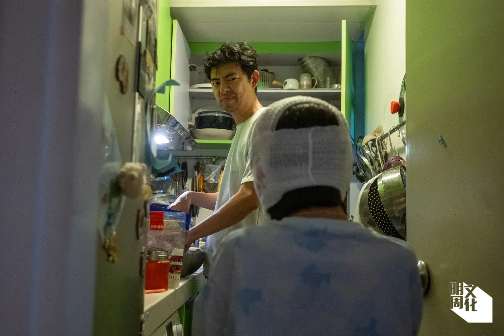 Picco煮飯期間，大女兒頭戴尿片扮超人，找爸爸玩耍。