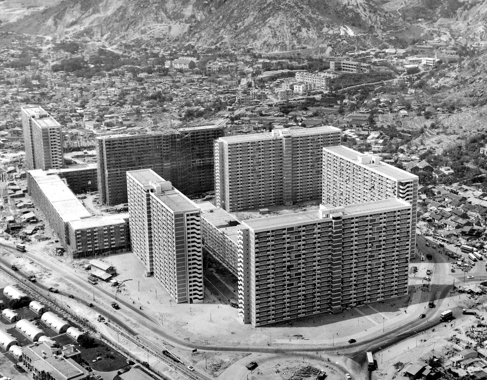 一九六〇年代初，彩虹邨周邊的樓宇多數不超過十層，最高二十層的彩虹邨是當時香港的「超高層」公屋。攝於一九六四年。（圖片由高添強提供）