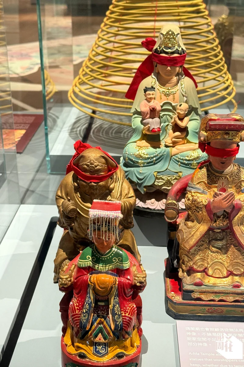 澳門媽閣廟的觀音閣中，存 放着一尊獨特的蒙眼觀音像。祂源自佛教，並融合道教和本土民間信仰，成為代表慈悲的中國女神。觀音是觀世音的簡稱，意為「觀察世間聲音」。據民間傳說，已開光的觀音像如未能安置供奉，便必須蒙著眼睛。媽閣廟亦會照顧信徒無法再看守的觀音像，展覽展出當中部分神像。