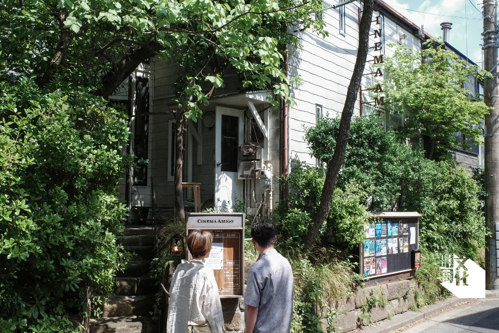 CINEMA AMIGO位於神奈川縣逗子市，規模甚小，每場放映僅容得下十五人。