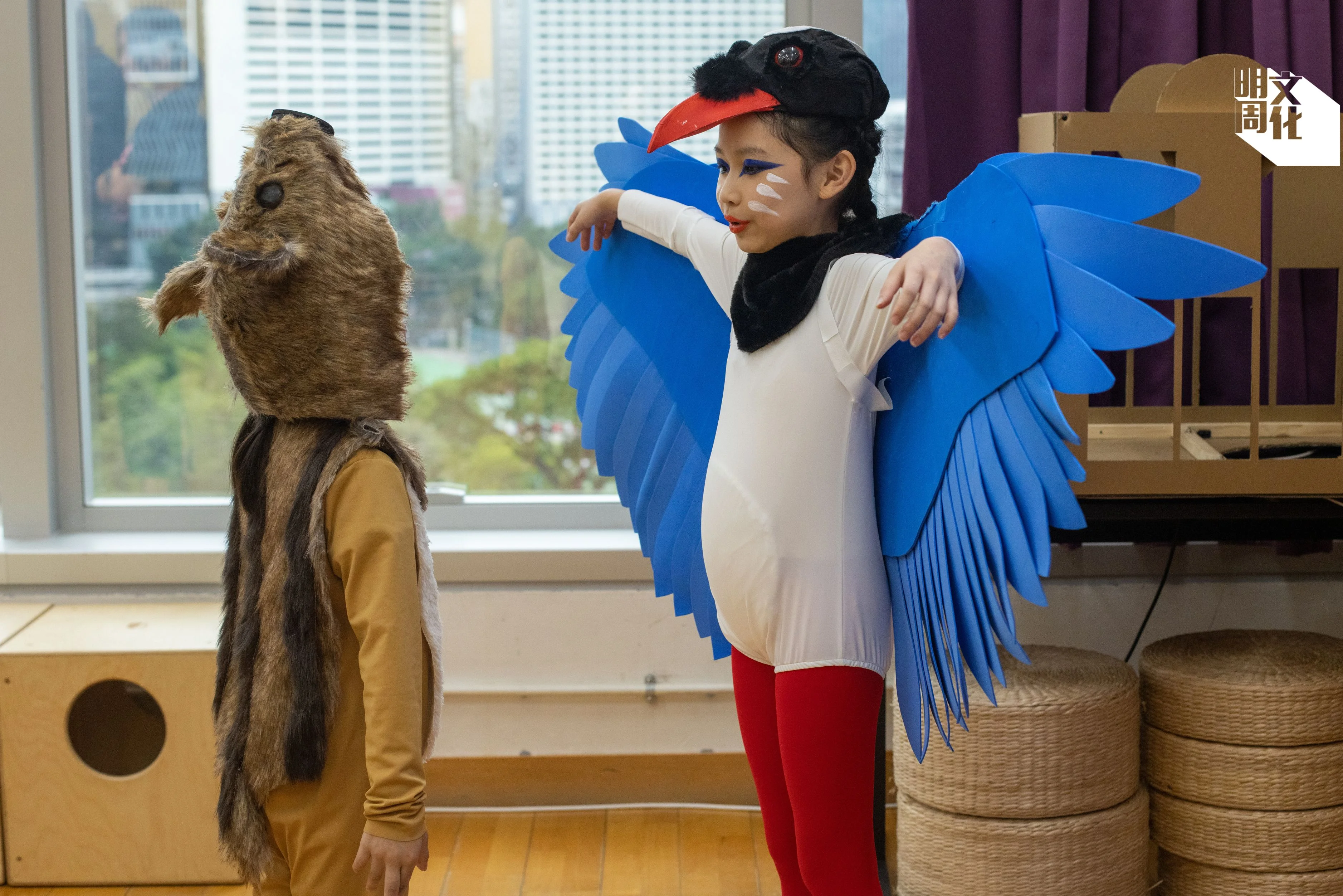 讓孩子扮演動植物,也是帶孩子認識牠們特性的教育過程。圖為孩子飾演紅嘴藍鵲與野豬。