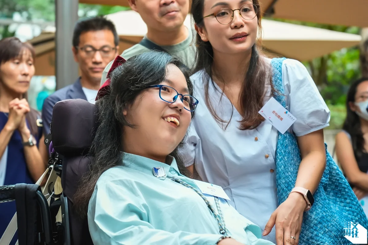 君怡在簡介還寫上一句:「一個為創作而生的人, 他在為創作獻出心臟那天『出生』, 並接受了快樂的死亡——他就是藝術家。」