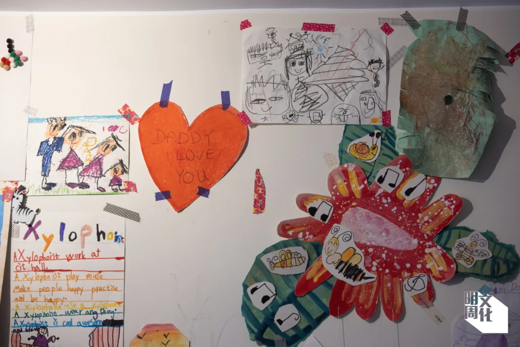 女兒不時畫畫送給Picco作禮物。Picco形容湊女雖辛苦，但像踢足球一樣，整場球賽換回幾個入球時刻就夠了。