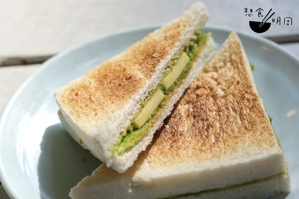 鮮油咖央多士。廚尊像把新加坡的小販中心搬來旺角，當中美食琳瑯，小吃有囉喏水果沙律（Rojak）、曼煎糕、斑蘭蛋糕和鮮油咖央多士，可以配上一杯恐龍美祿作下午茶。