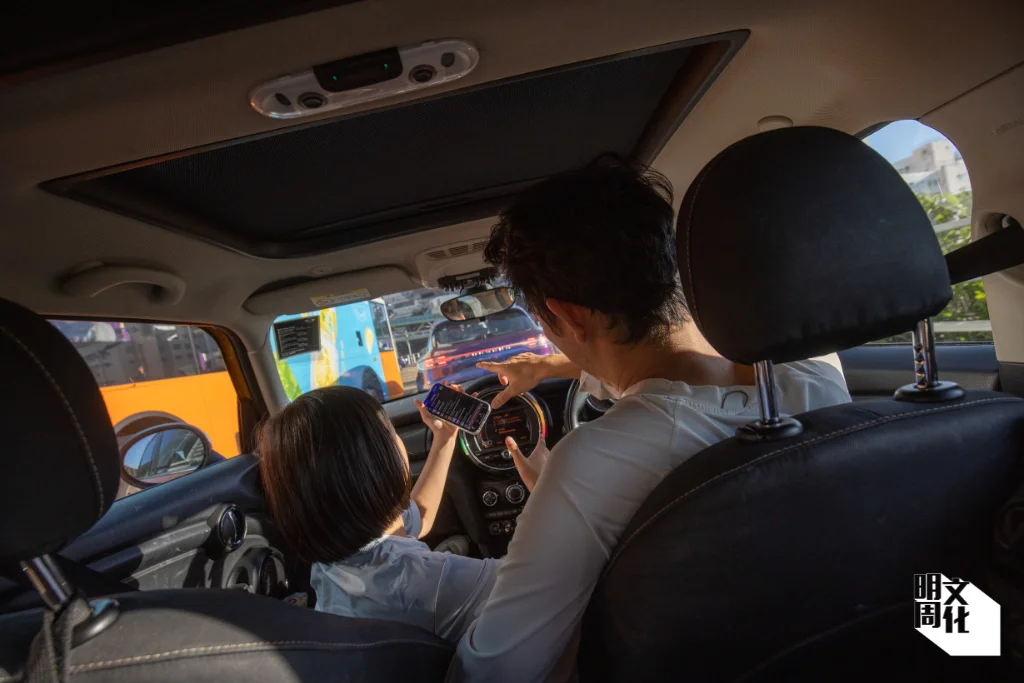 下午三、四時，Picco接大女兒放學。