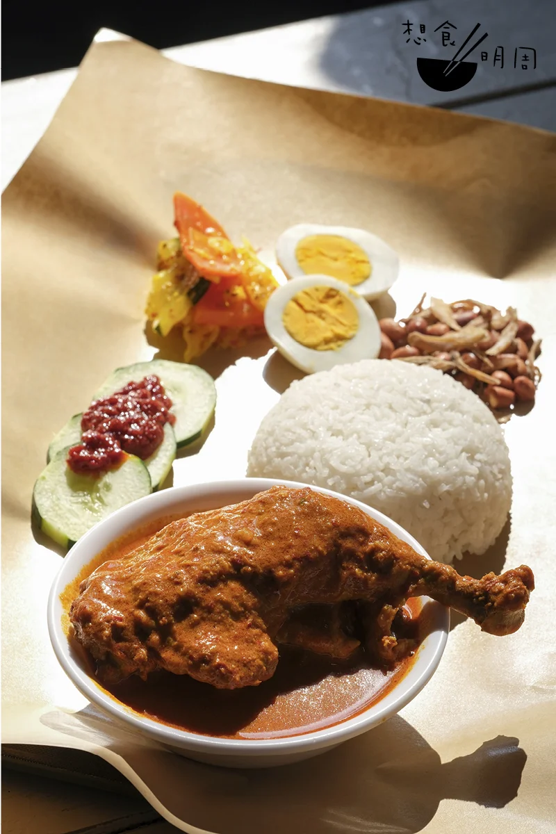 馬來咖喱雞椰漿飯份量不欺場，價錢也令人驚訝，比起茶餐廳便宜。這碟椰漿飯口味正宗，足以令思鄉的星馬人感動。