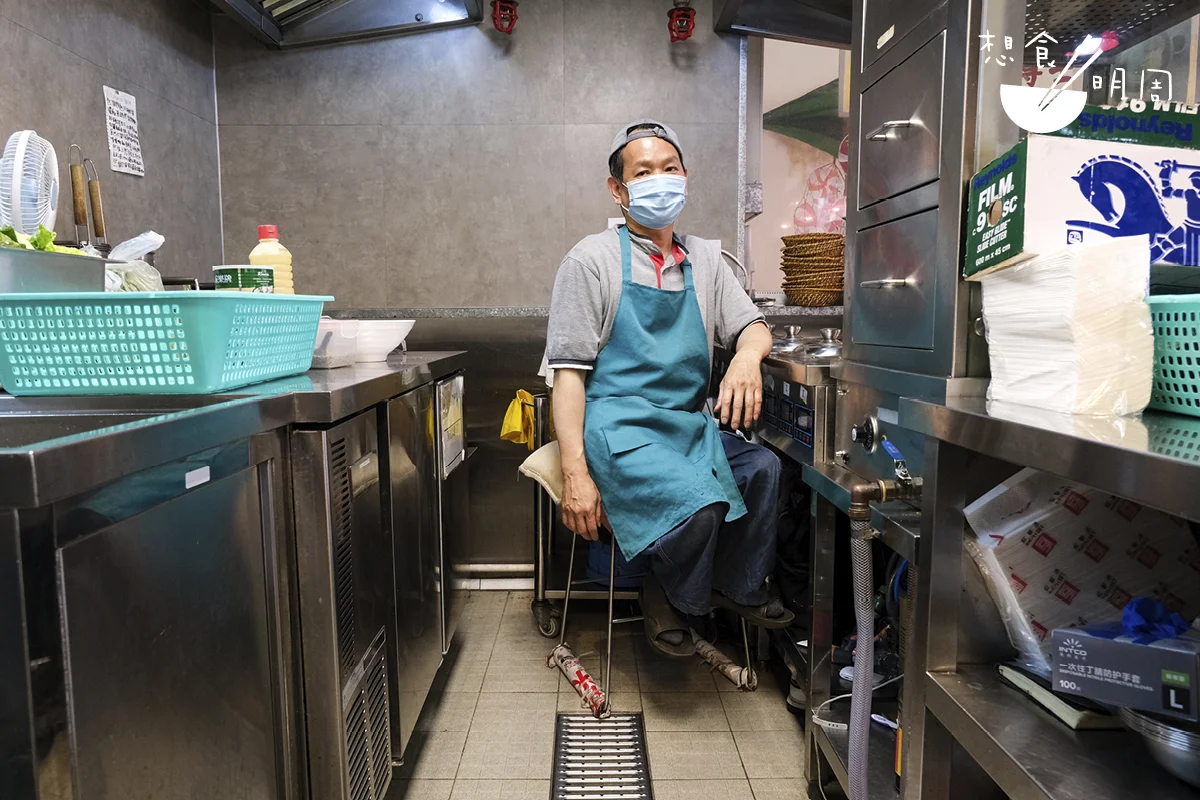 每個攤檔的員工會專門負責一款食物，廚房空間寬敞， 可以增設座椅，讓有需要的員工能夠坐着操作，得心應手地發揮自己所長。