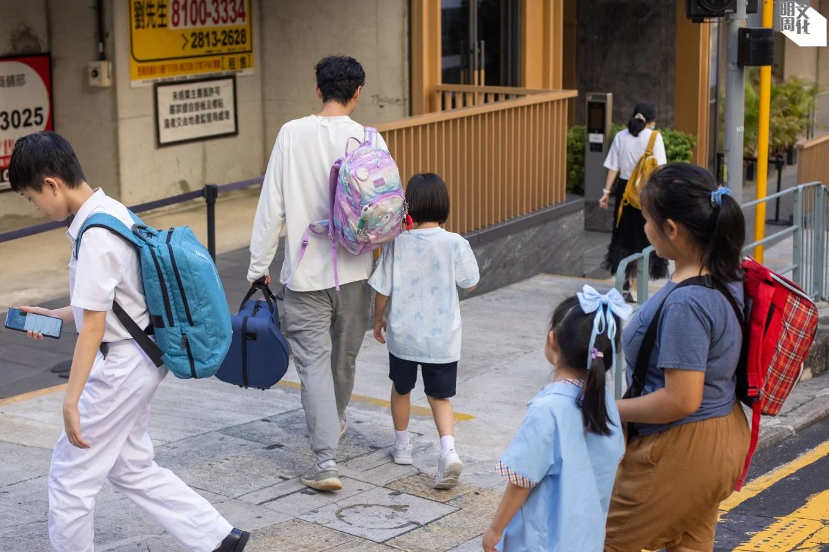 Picco（左二）平日每天都會分別接送兩名女兒上學