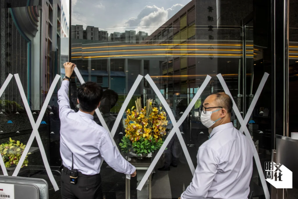 每逢颱風天，「米」字膠紙隨處可見。（法新社）