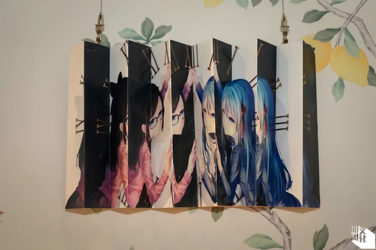 展出的《成人》,以百褶頁呈現有淺色和深色畫作的兩個版本。從兩個角度欣賞作品會有驚喜。