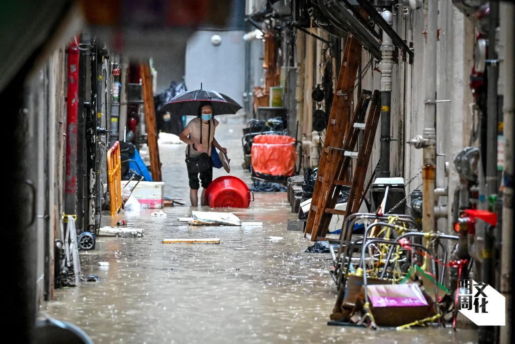 水災發生時，盡量避開電力設備。（法新社）