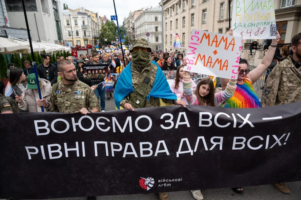 基輔驕傲平等遊行 （KyivPride Equality March ）在6月14日舉行。退役軍人 Viktor Pylypenko（左）曾在報道中稱：「 在烏克蘭軍隊中，LGBT人士的話題仍然是禁忌。」 